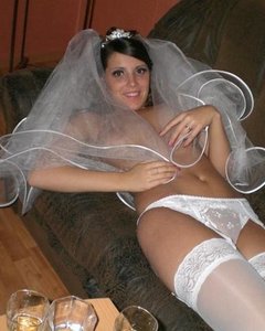 Красивая невеста в белых чулочках медленно разделась